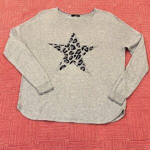 Renuar (Montreal) women’s size small Gray Knit Top with star